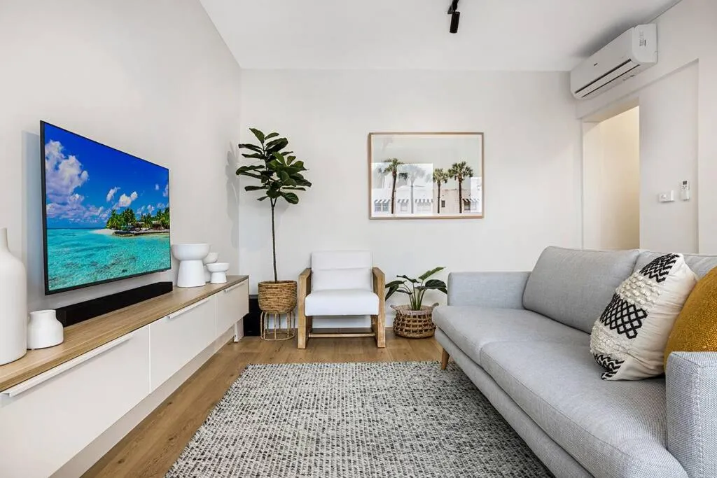 Stylish 2- Bedroom Unit near parks, shopping and dining — 5