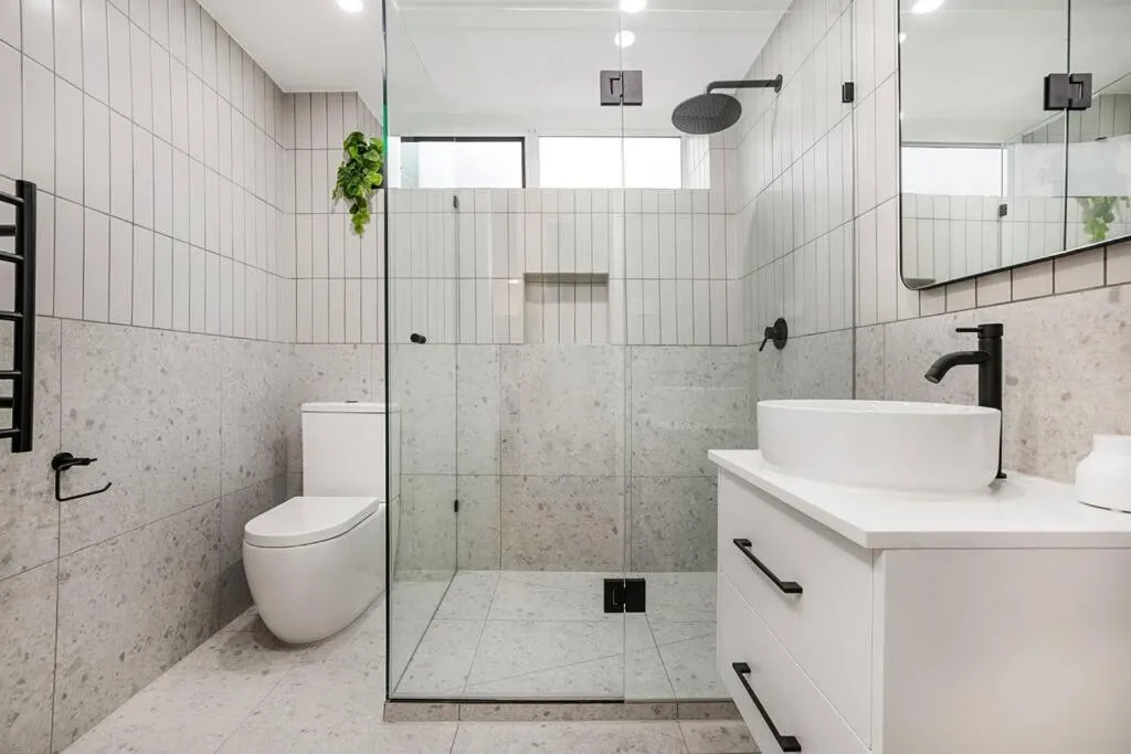 Stylish 2- Bedroom Unit near parks, shopping and dining — 3