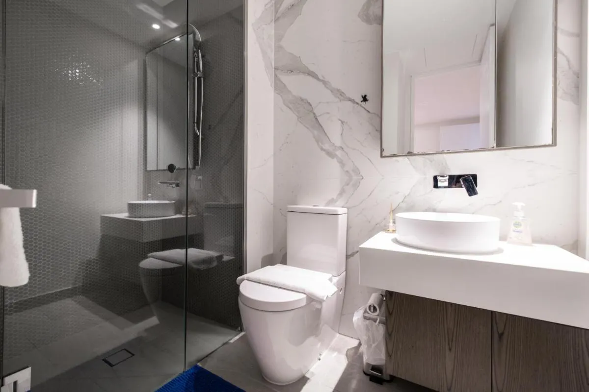 Stylish 2br Apt Facing Albert Parkpoolparking — 3