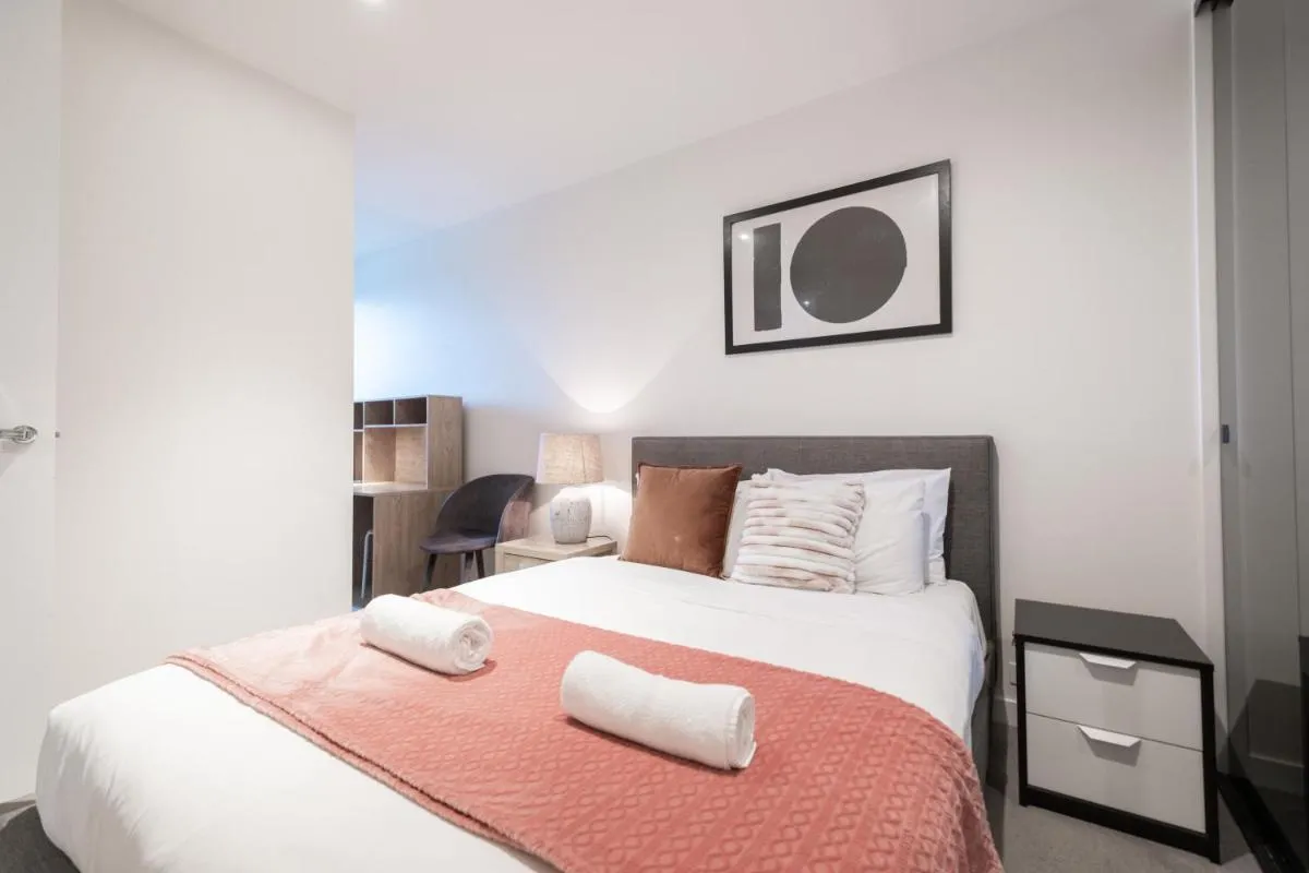 Stylish 2br Apt Facing Albert Parkpoolparking — 2