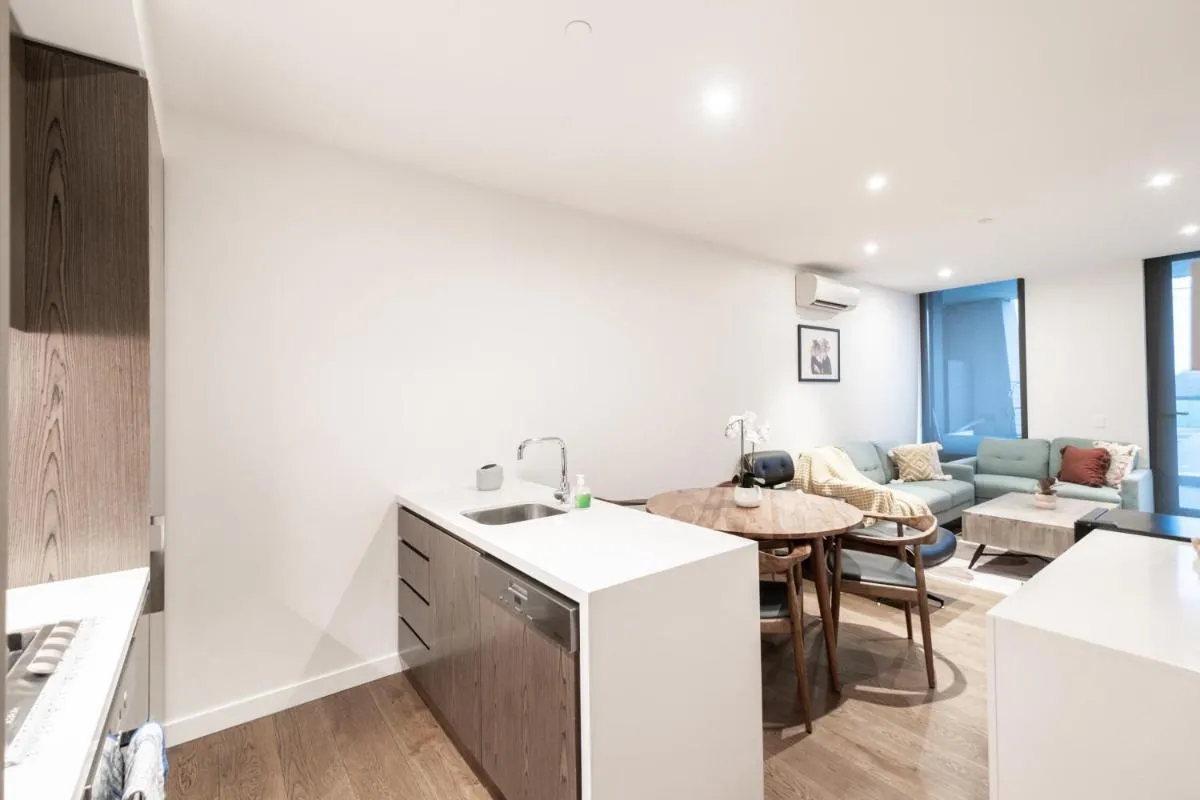 Stylish 2br Apt Facing Albert Parkpoolparking — 5
