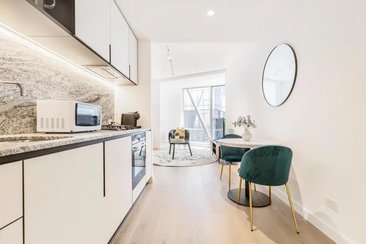 Stylish Apt in West Side Place Best Location! — 5