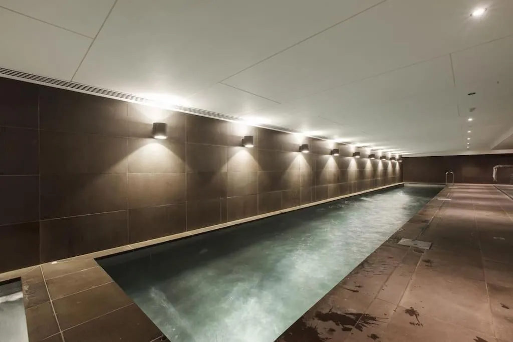 Stylish Apt w/ Stunning Rooftop Views & Hot Tub — 4