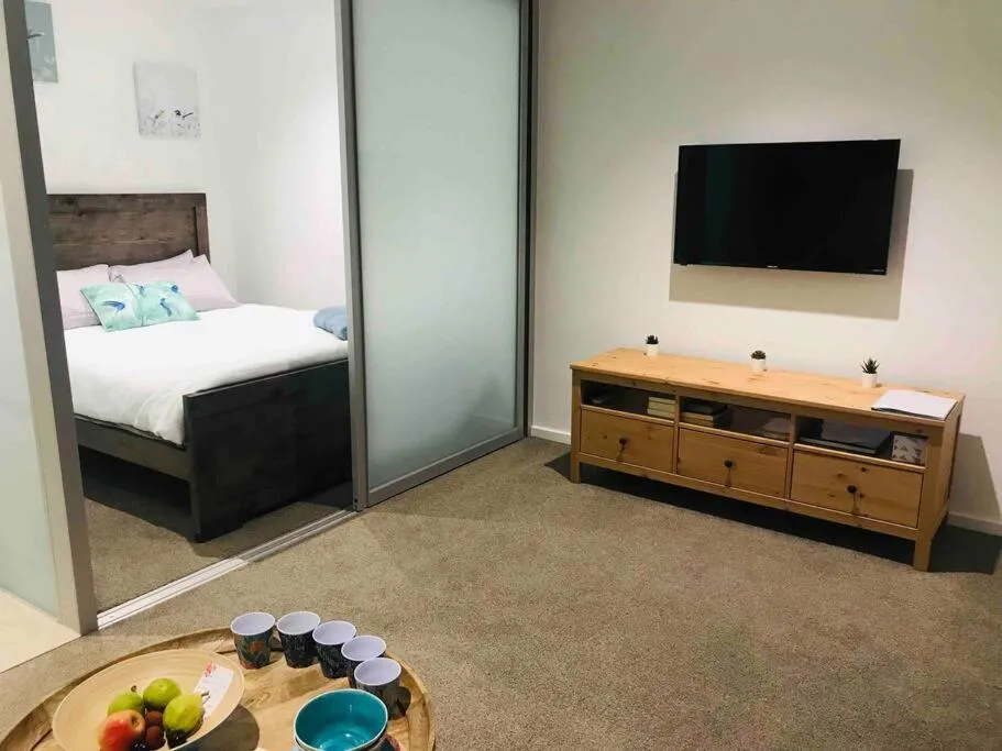 Stylish CBD Near Southern Cross with Balcony/POOL/GYM — 2