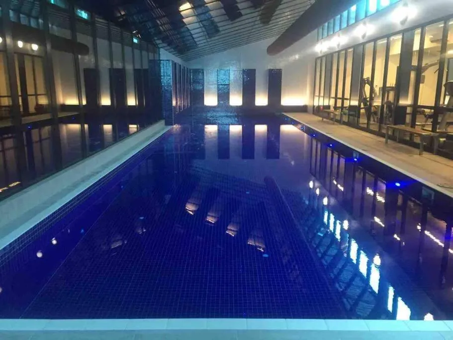 Stylish CBD Near Southern Cross with Balcony/POOL/GYM — 4