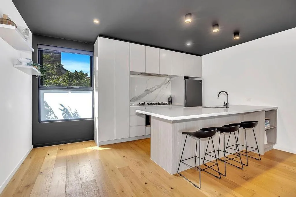 Stylish Three-Story Getaway with Balcony – Clayton — 4