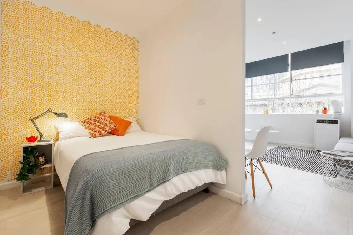 Stylish Treetop Escape on Buzzing Swanston Street — 2
