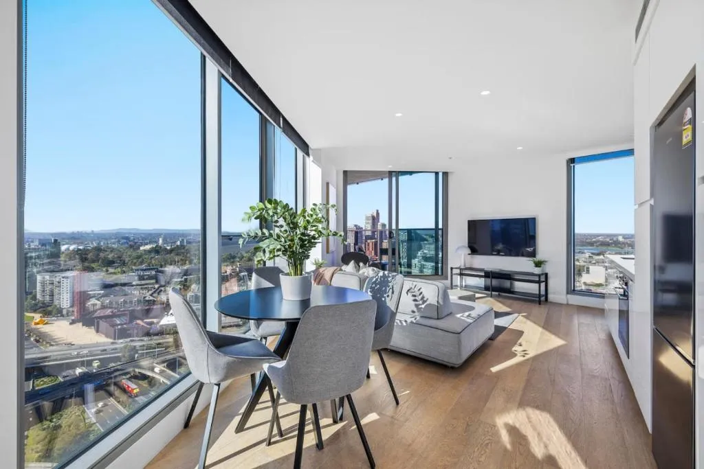 Stylish, Views, Heated Pool, Gym