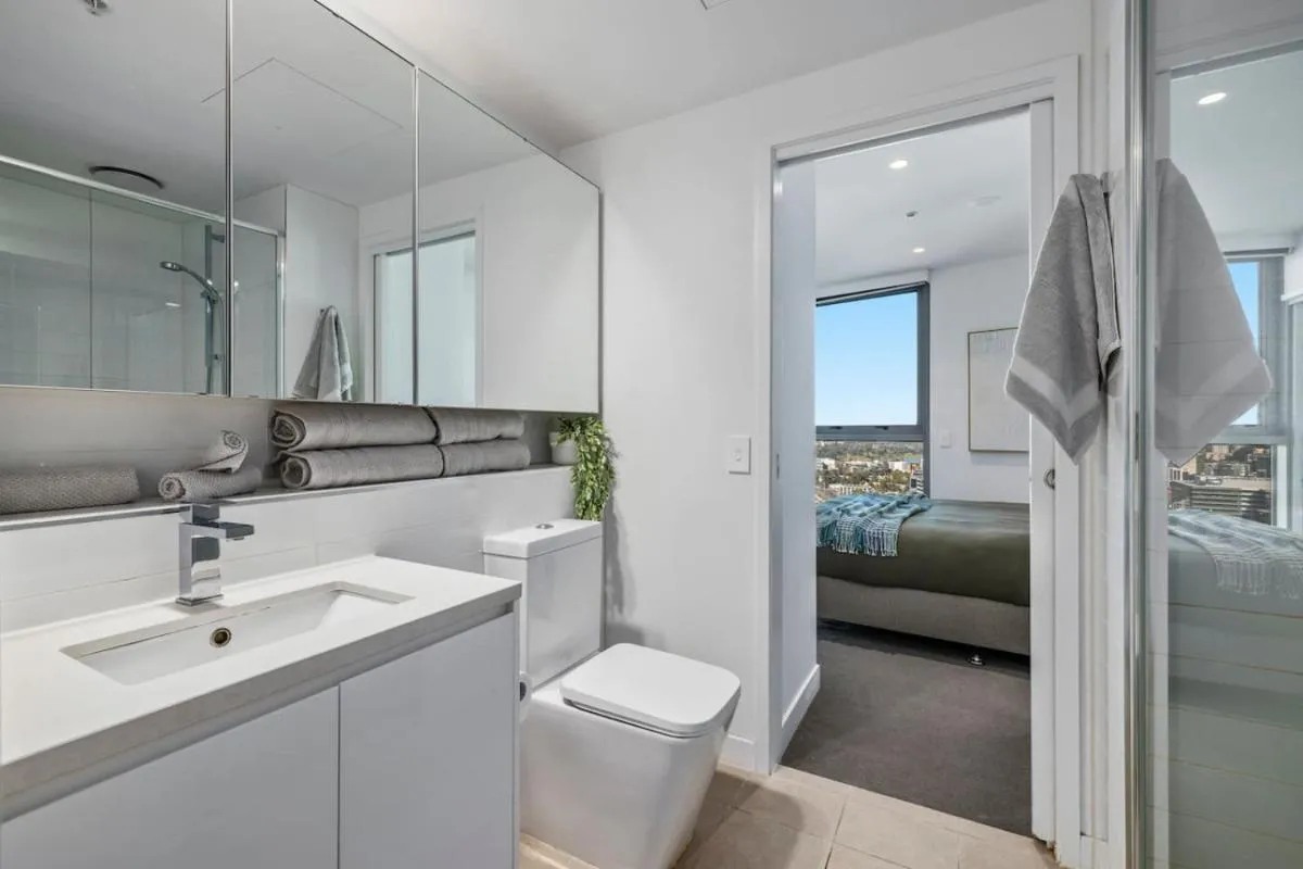 Stylish, Views, Heated Pool, Gym — 3
