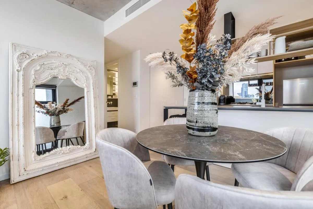 Suave Condo in Trendy PrahranSteps to Greville St — 4