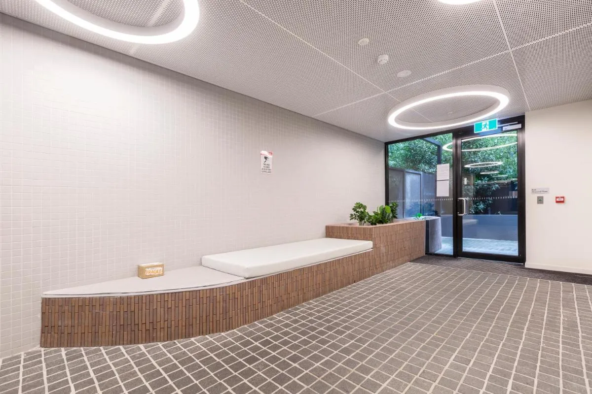 Suave Condo in Trendy PrahranSteps to Greville St — 3
