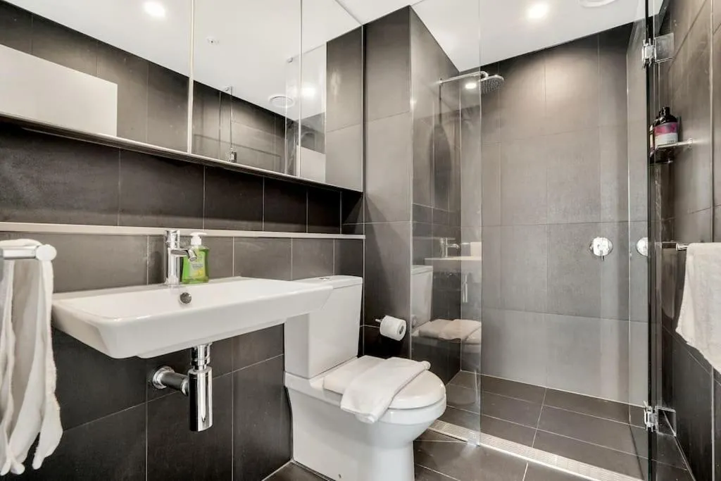 Sub-penthouse Stunning With Water Frontage 3B2B1C — 3