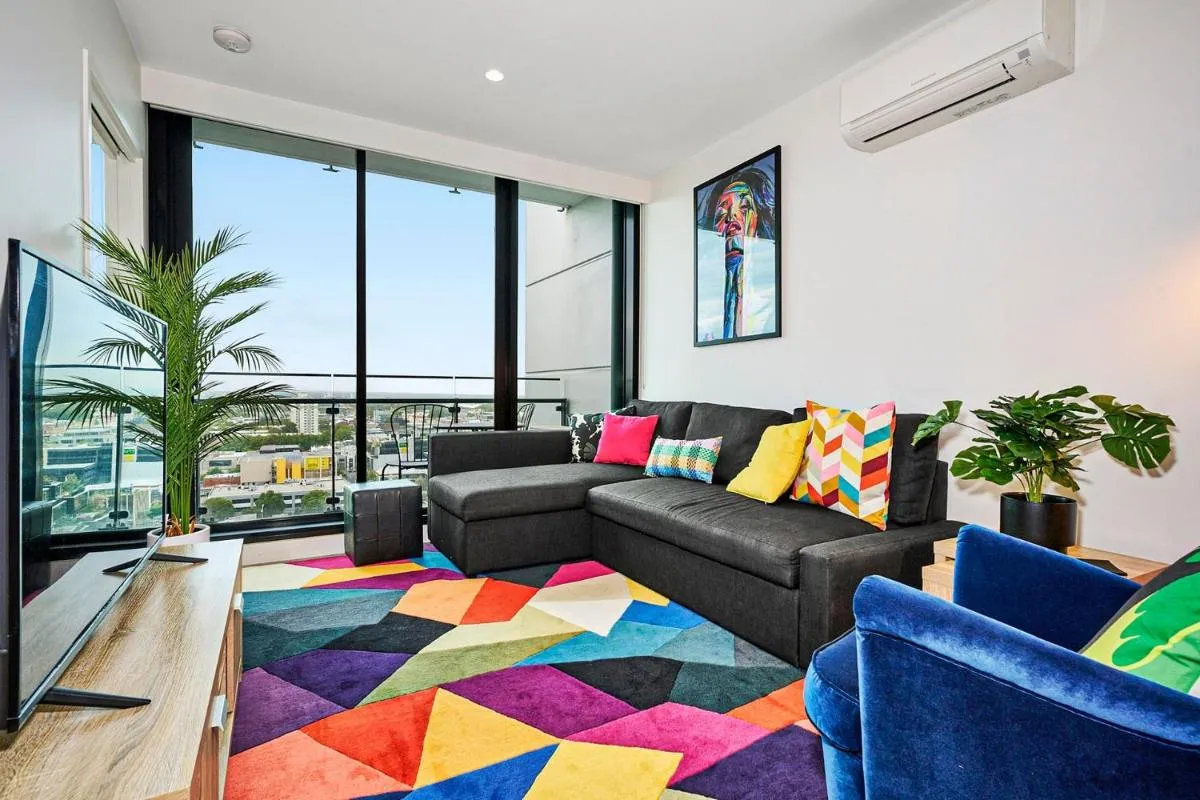 Sunny Southbank Retreat With City Views — 5