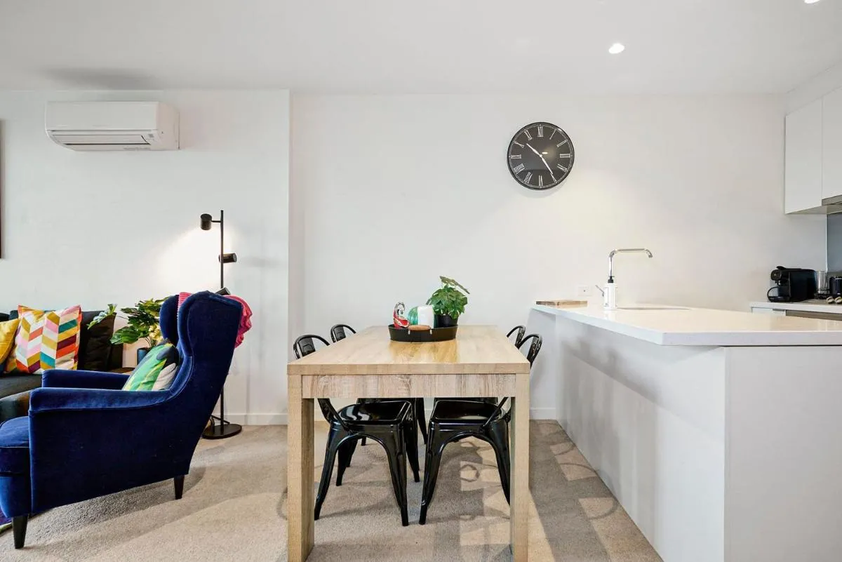 Sunny Southbank Retreat With City Views — 4