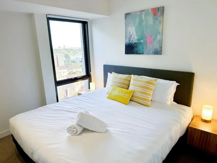 Superb Views Overseeing Albert Park 1BR Apartment