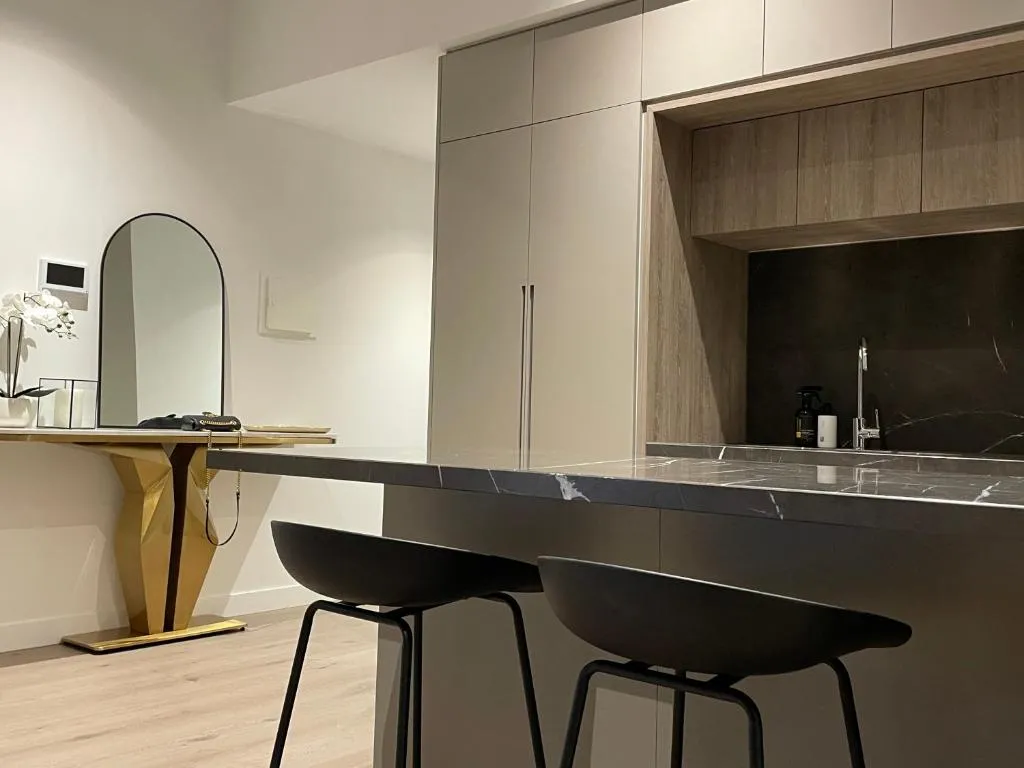 Superior 3 Bedroom Apartment in Melbourne CBD
