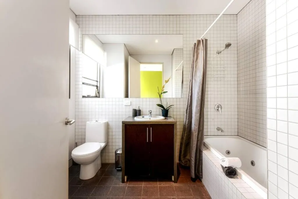 TWO FIVE ZERO RICHMOND four bedroom cityviews lockup garage — 3