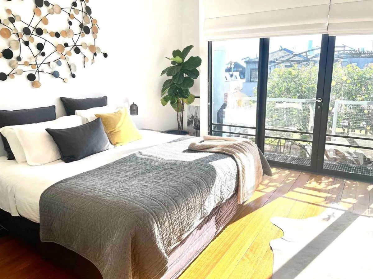 TWO FIVE ZERO RICHMOND four bedroom cityviews lockup garage — 2