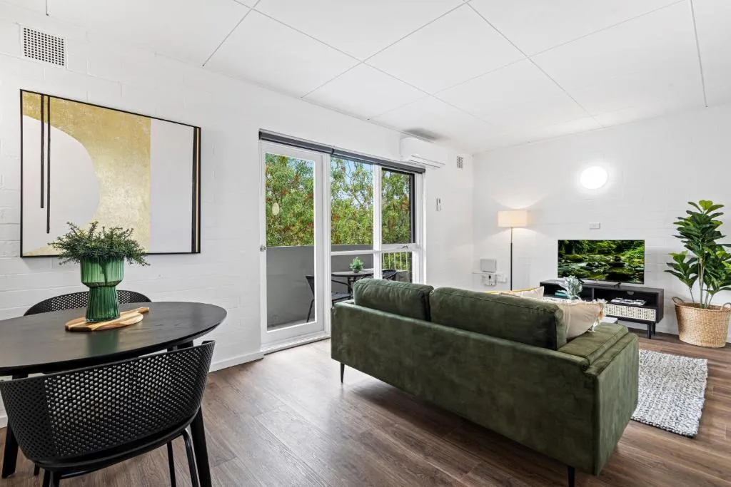 Tasteful 1-Bed Apartment with Balcony Seating