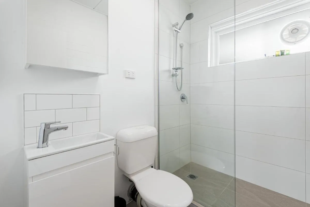Tasteful 1-Bed Apartment with Balcony Seating — 3