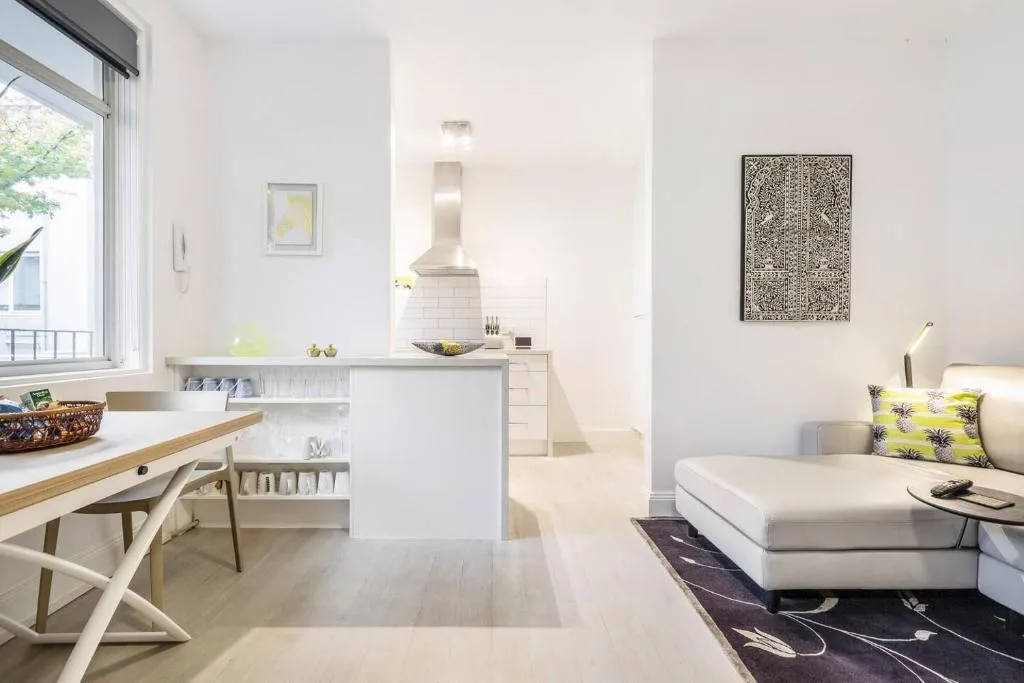 ‘The Courtyard Chateau’ Fresh and Modern off Toorak Rd
