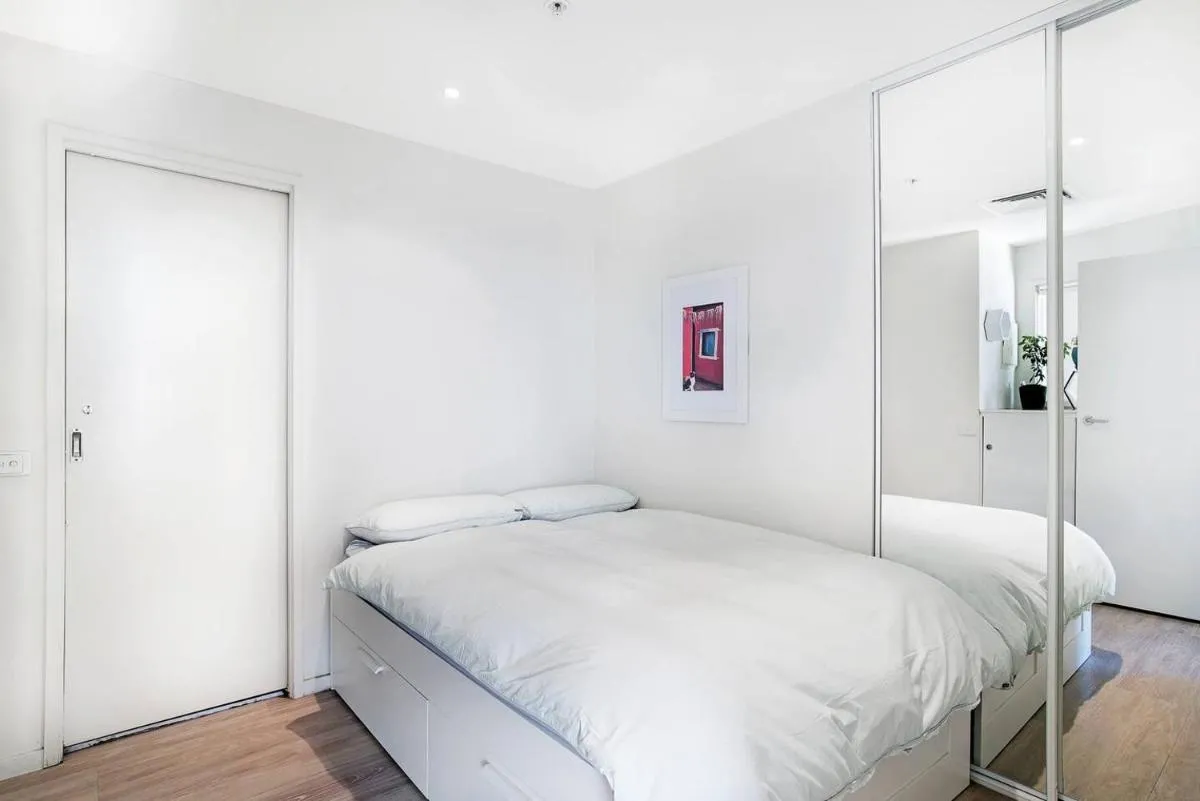 The Looking Glass – Sub-Penthouse Style in the CBD — 2