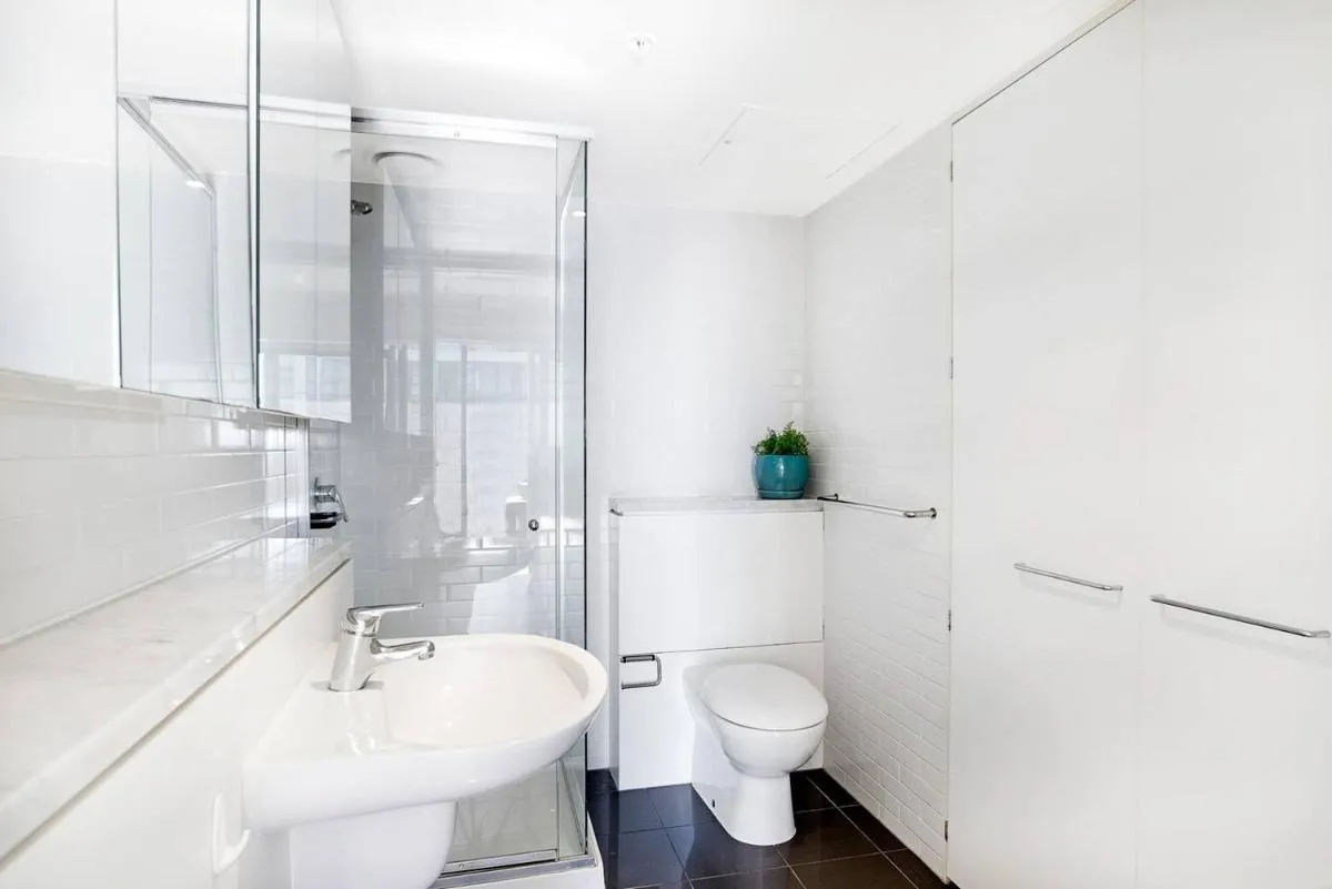The Looking Glass – Sub-Penthouse Style in the CBD — 3