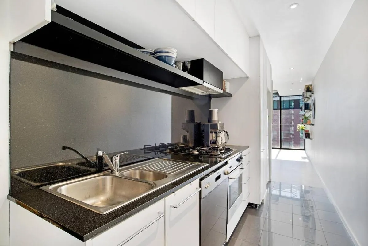 The Looking Glass – Sub-Penthouse Style in the CBD — 5