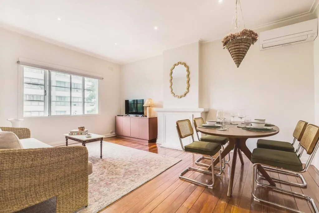 The Queen’s Suite – Boutique Art Deco Charm