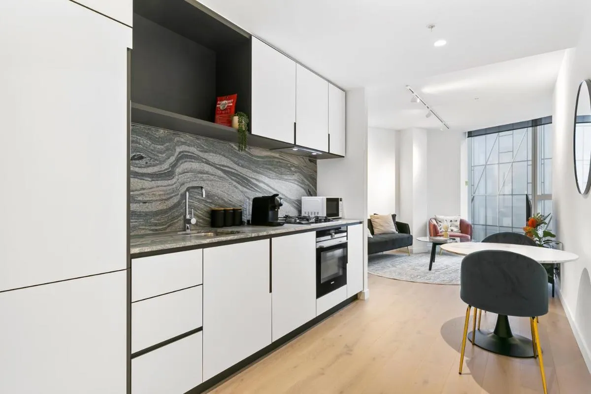 Top Floor Apt In Best Location w Gym, Pool & WiFi — 5