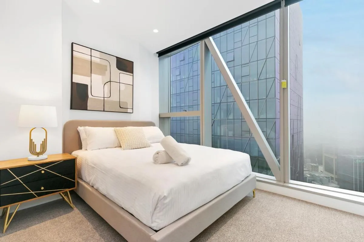 Top Floor Apt In Best Location w Gym, Pool & WiFi — 2