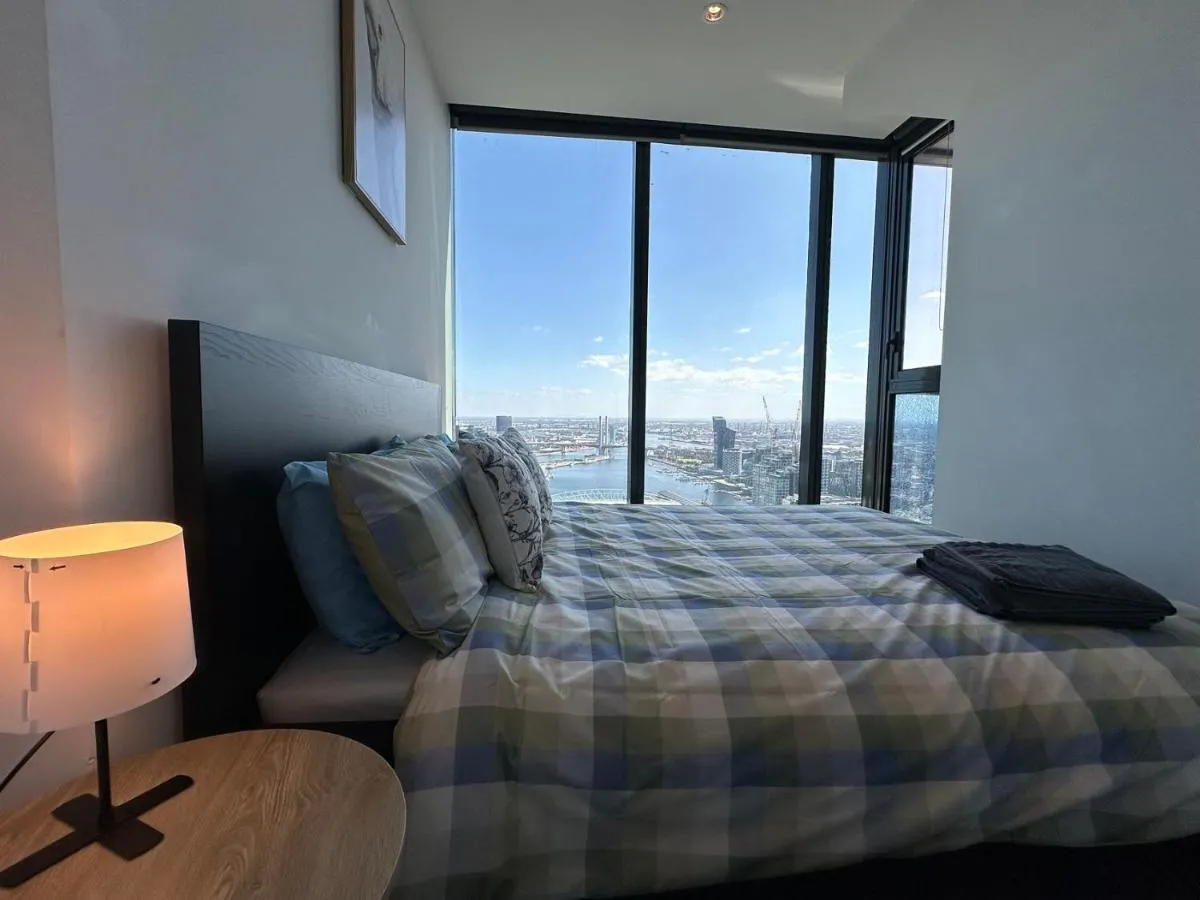 Top-Floor Luxury 1B1B apt L44 with Spectacular City Views — 3