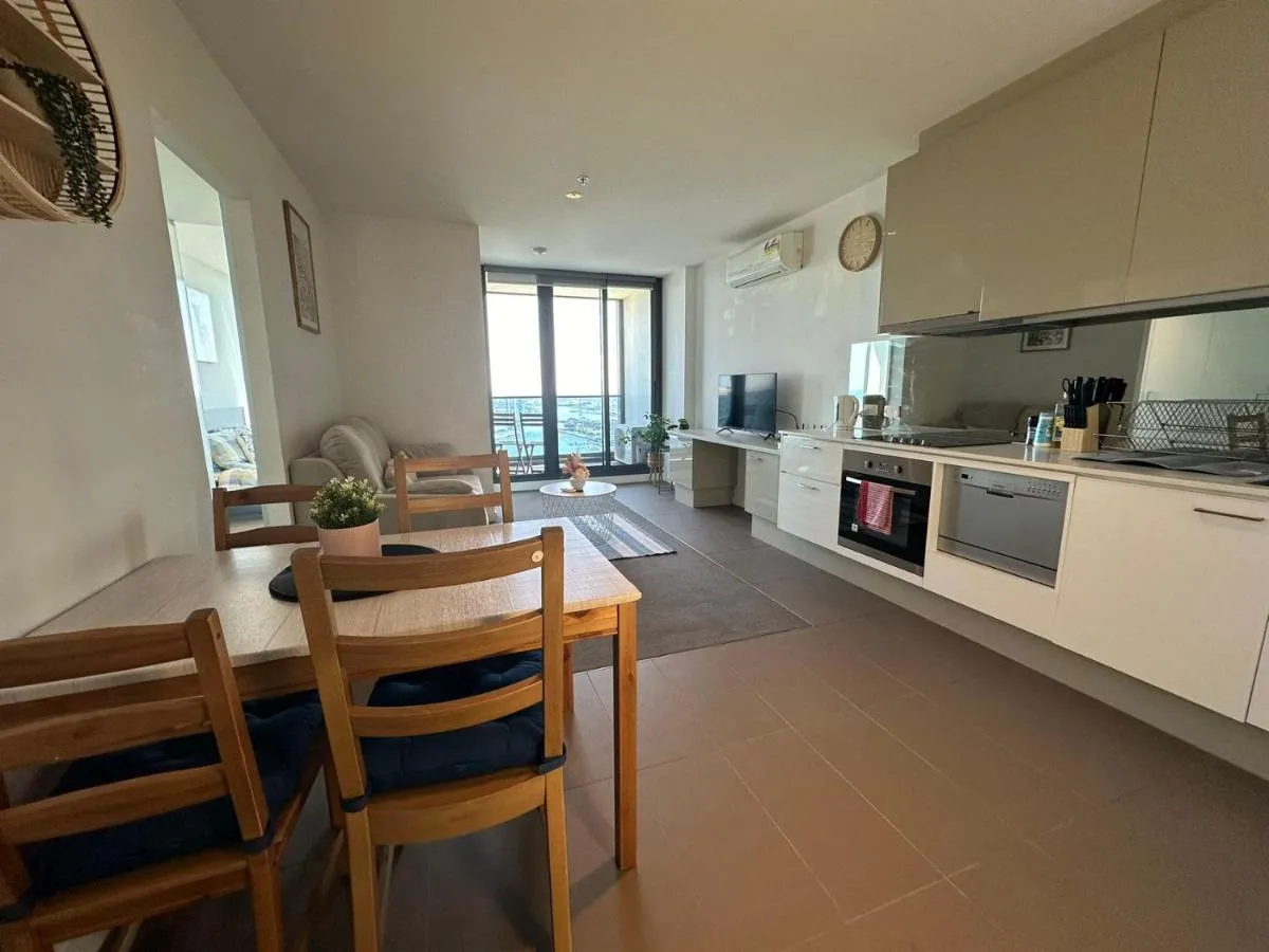 Top-Floor Luxury 1B1B apt L44 with Spectacular City Views — 4