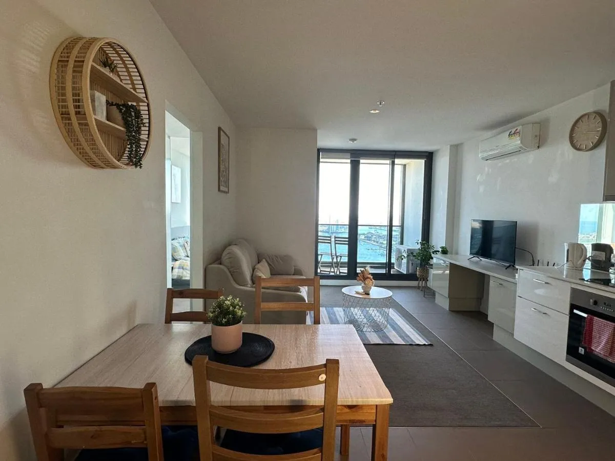 Top-Floor Luxury 1B1B apt L44 with Spectacular City Views — 5