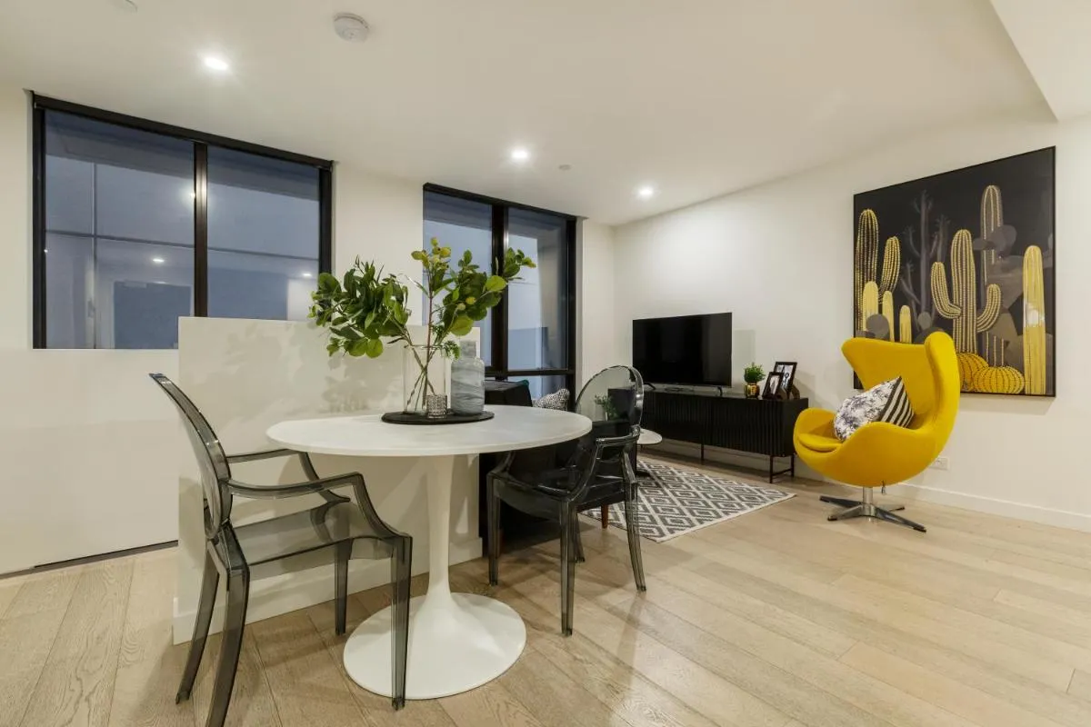 Trendy 2-Level CondoHuge Terrace FREE PARKING — 5