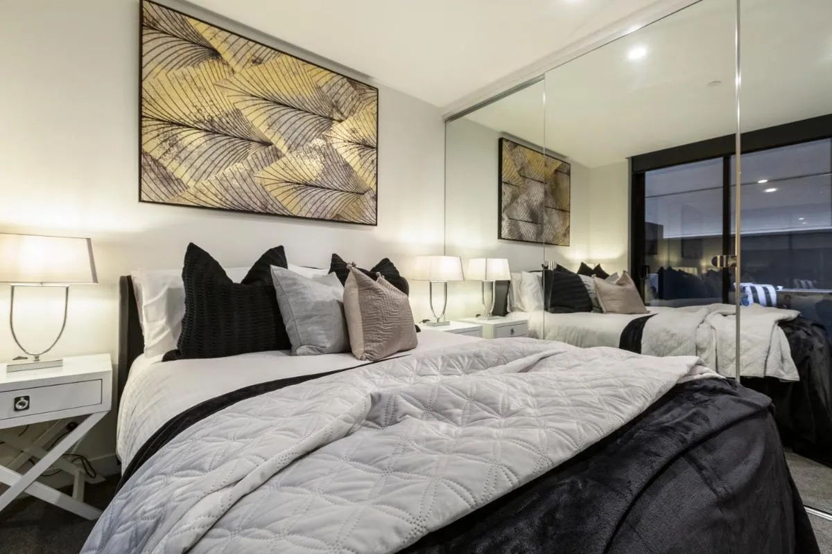 Trendy 2-Level CondoHuge Terrace FREE PARKING — 2