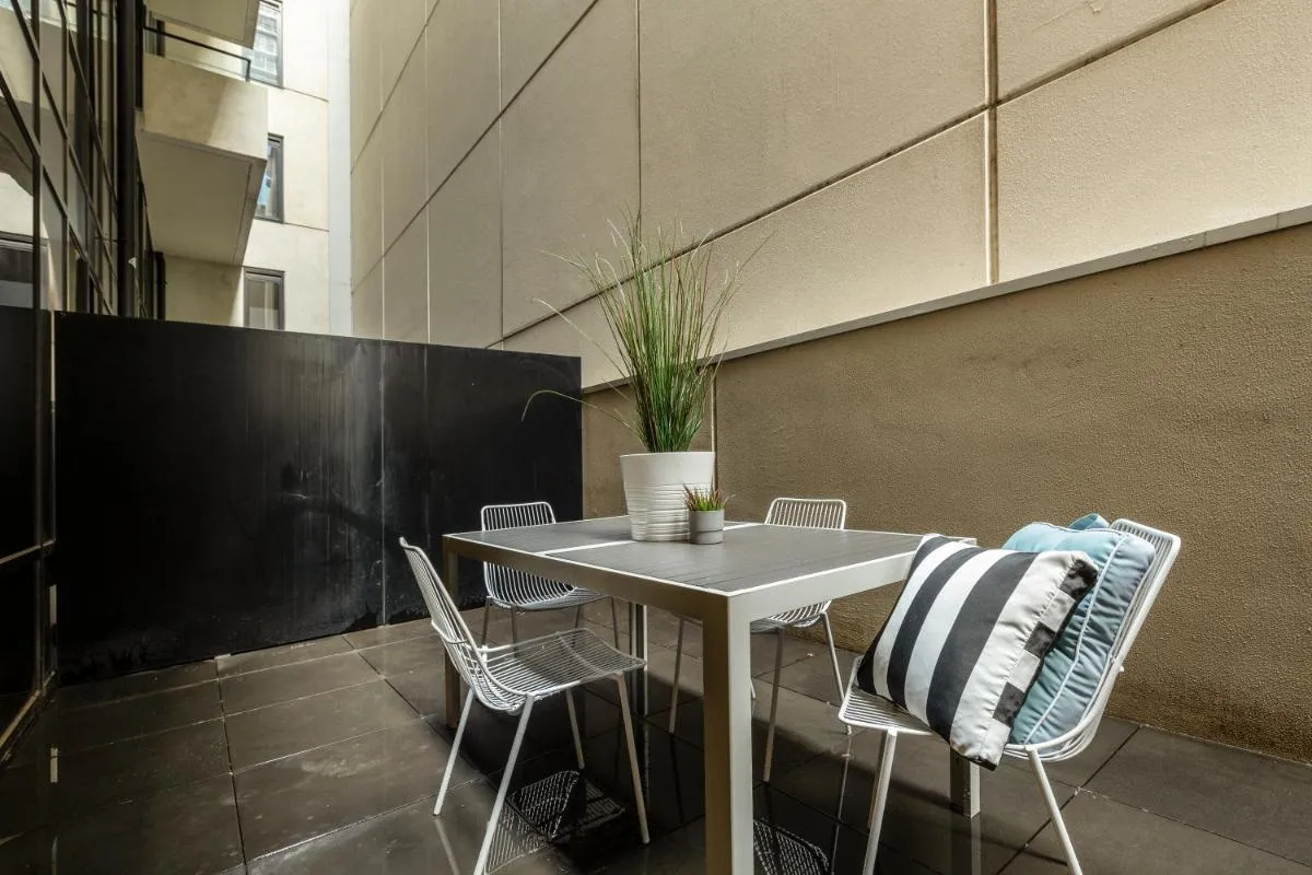 Trendy 2-Level CondoHuge Terrace FREE PARKING — 4