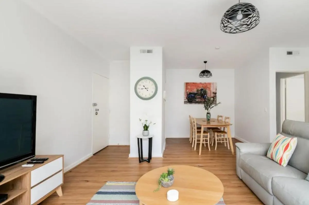 Unwind in style only 7km from CBD — 5