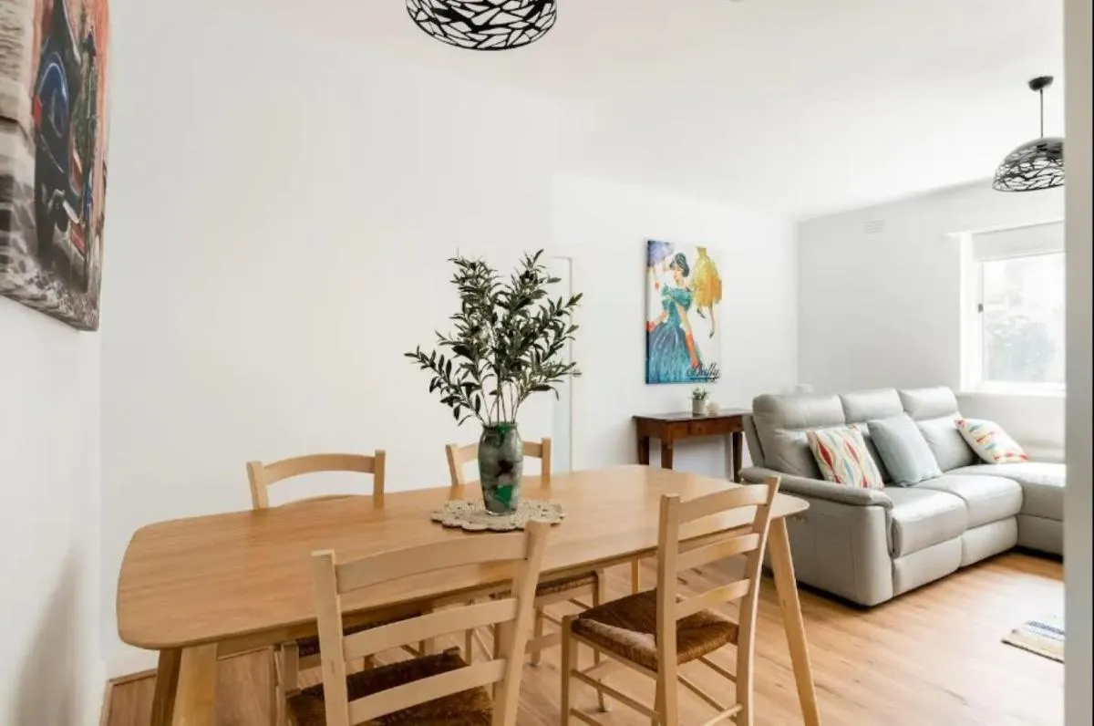 Unwind in style only 7km from CBD — 4