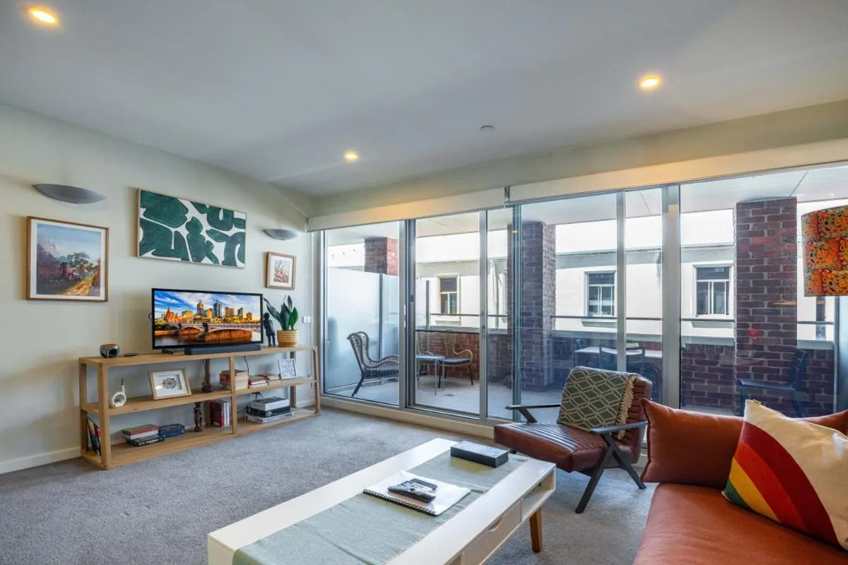 Urban Escape Steps to Restaurants, Bars & Trams by Custom Bnb Hosting — 5
