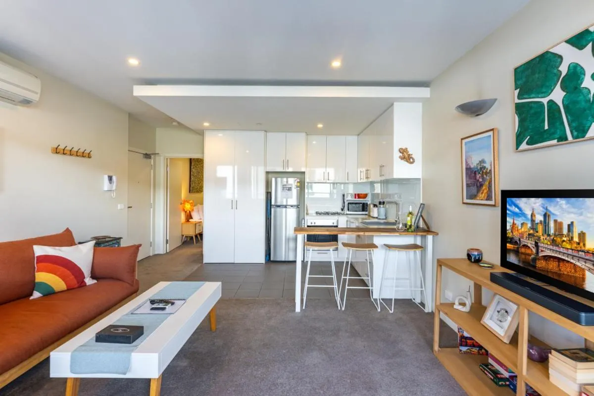 Urban Escape Steps to Restaurants, Bars & Trams by Custom Bnb Hosting — 3