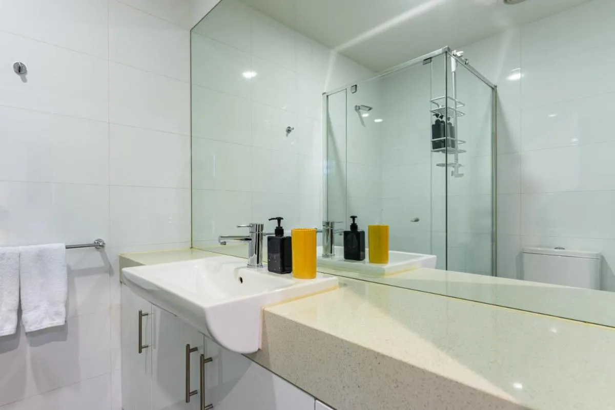 Urban Escape Steps to Restaurants, Bars & Trams by Custom Bnb Hosting — 2