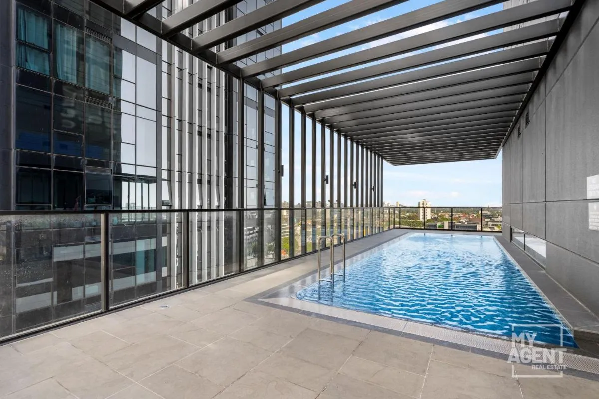 Vibrant Southbank 2 bedroom Apartment — 4