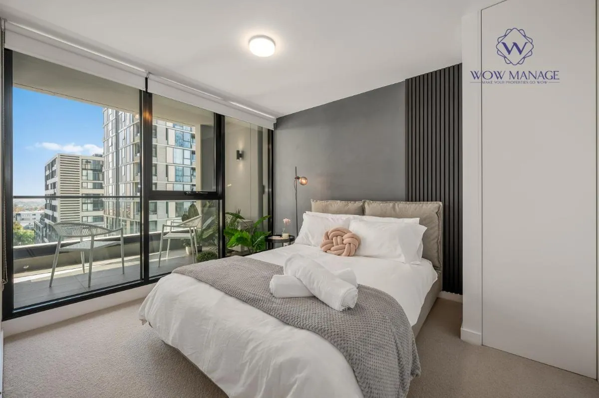 WOW Self-Contained Apartment on Hall — 2