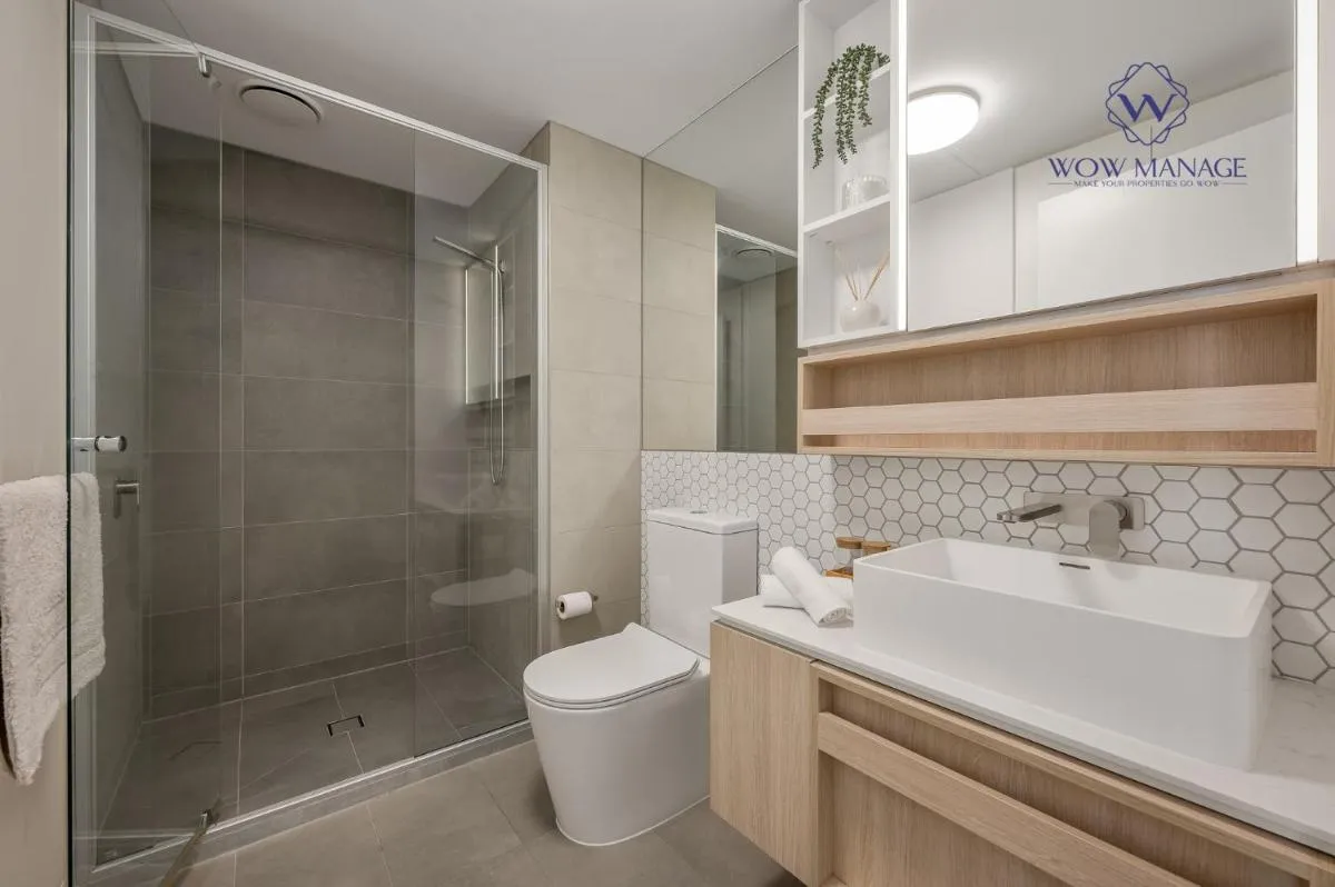 WOW Self-Contained Apartment on Hall — 3