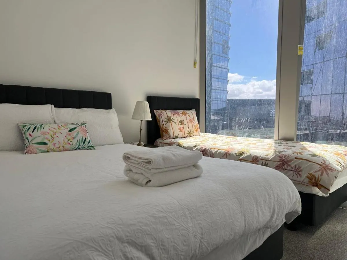 WSP harbour view flat with free parking — 2