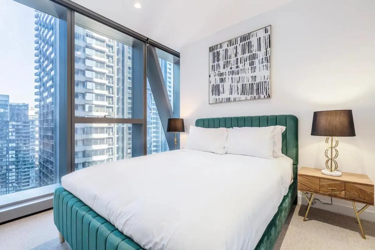 West Side Explore Downtown Melb in Stylish Apt — 2