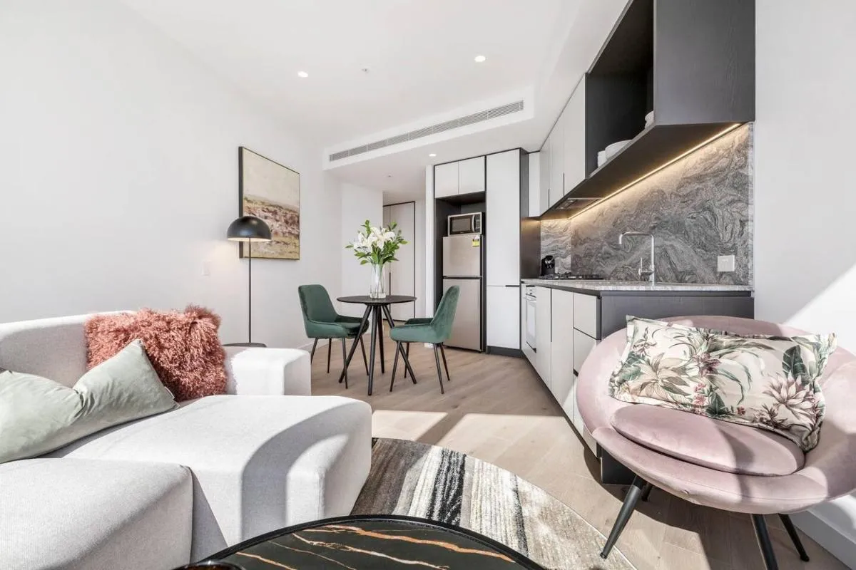 West Side Spencer St Apt w Marvel Stadium View — 5
