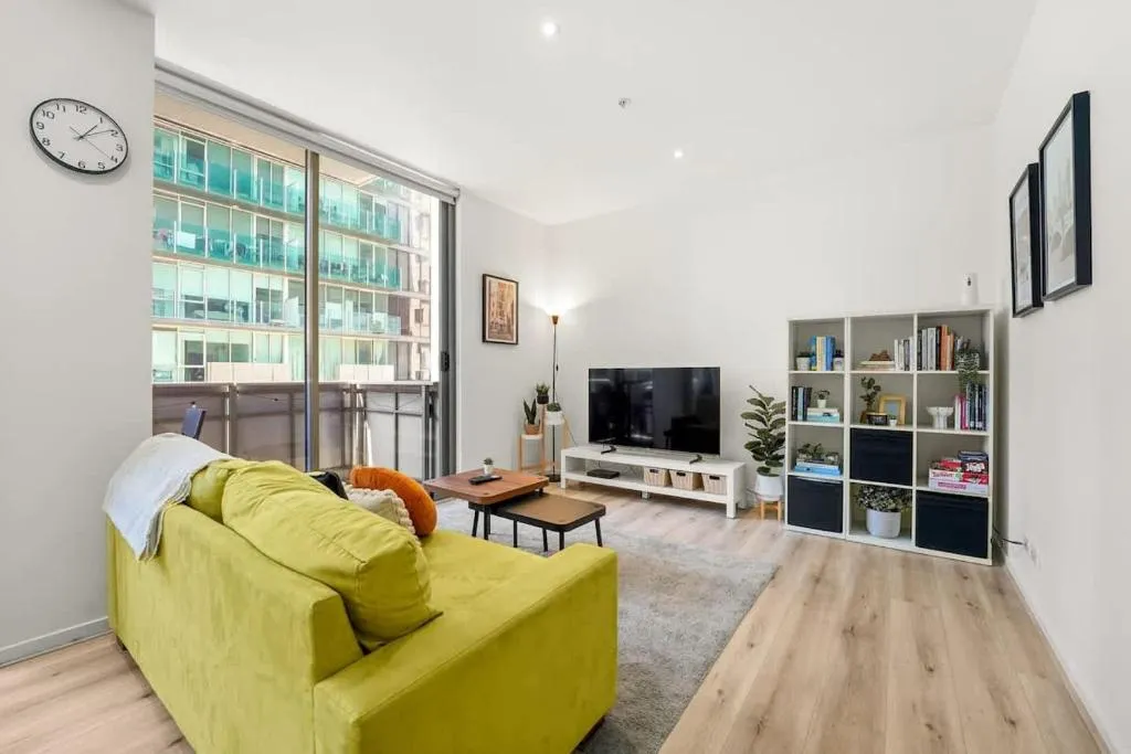 Wills Court – Perfect Central City Base with parking