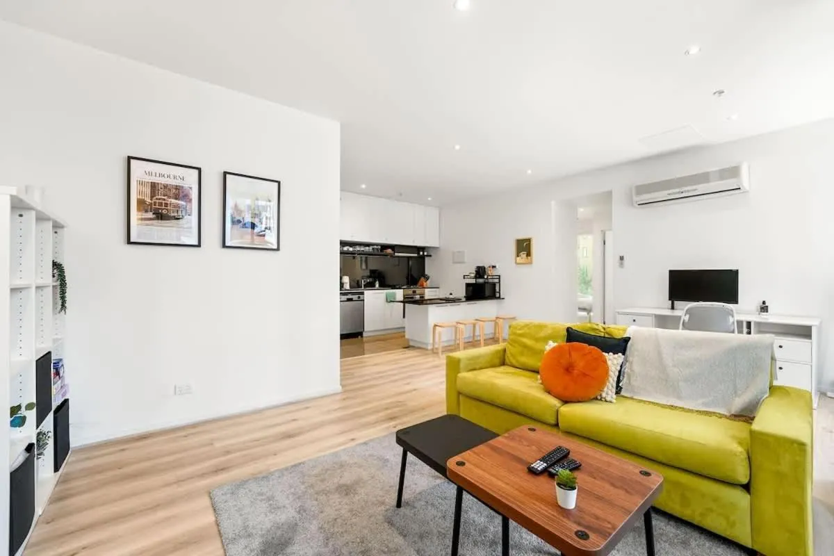 Wills Court – Perfect Central City Base with parking — 4